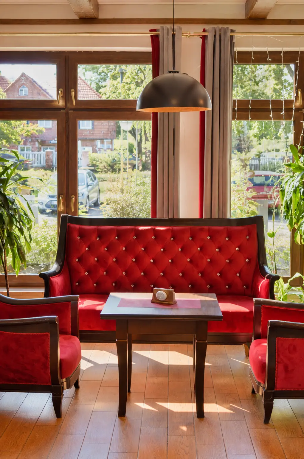Czerwone, tapicerowane miejsce w sali restauracyjnej
