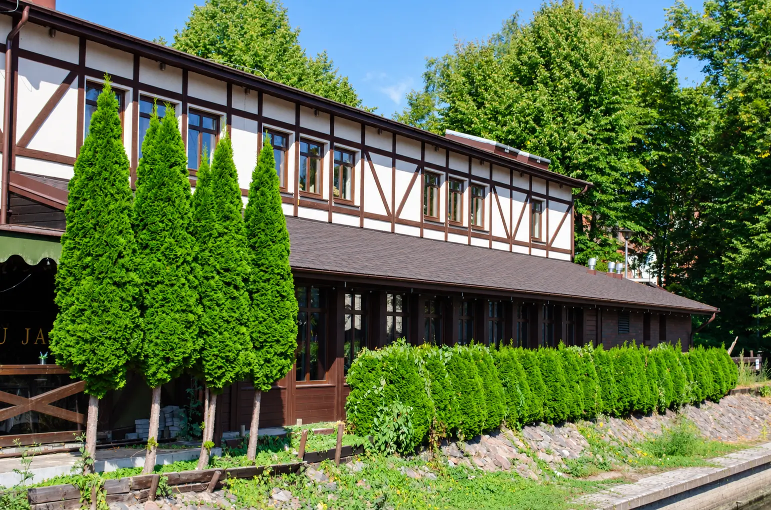 Budynek Restauracji U Jakuba otoczony zielenią