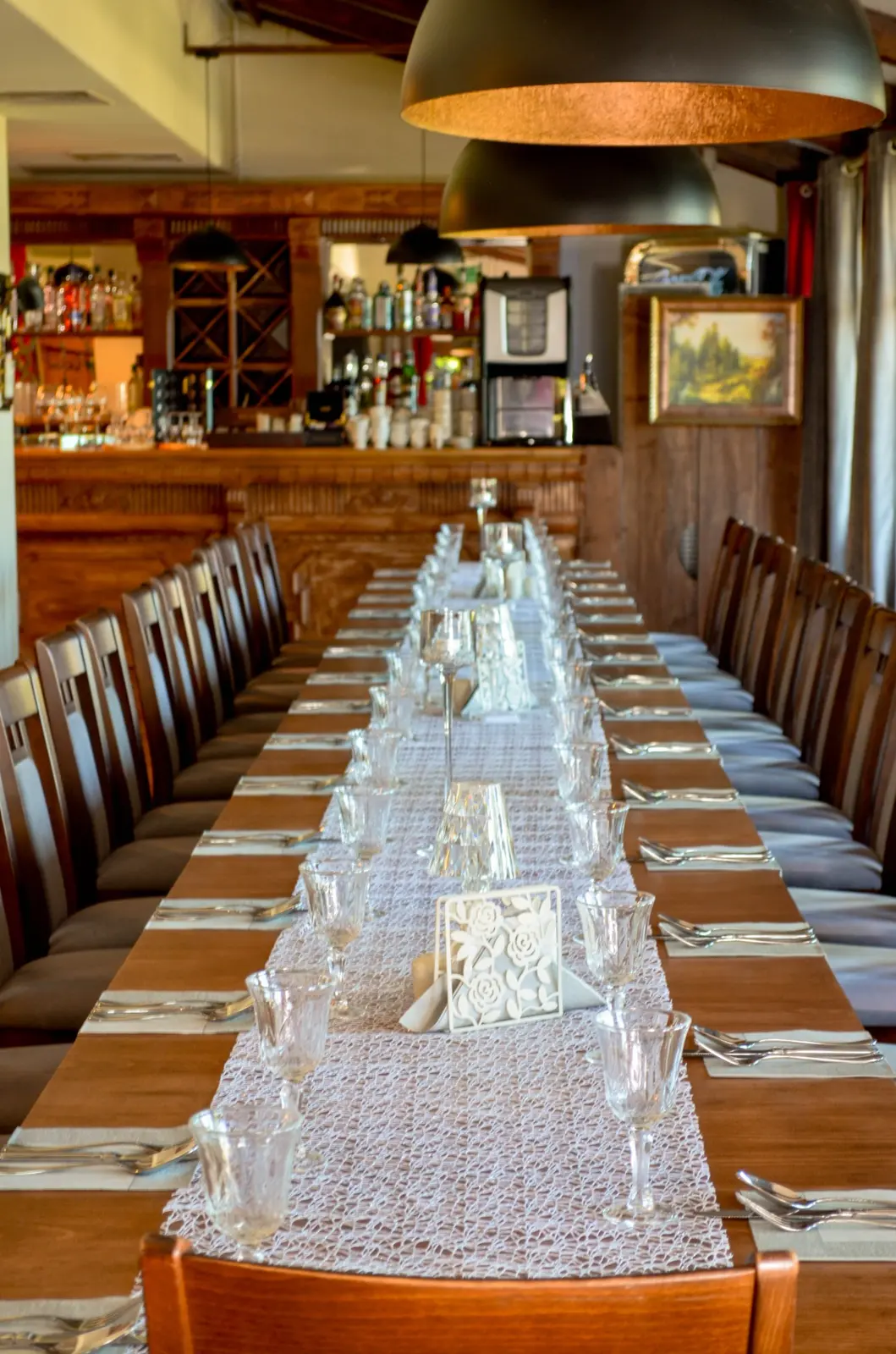 Długi stół z zastawą i kieliszkami w Restauracji U Jakuba