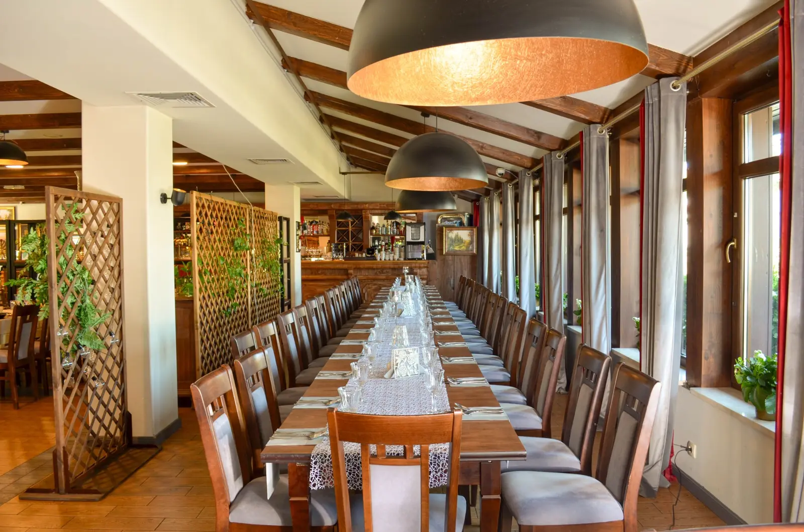 Długi nakryty stół w sali Restauracji U Jakuba na spotkanie firmowe